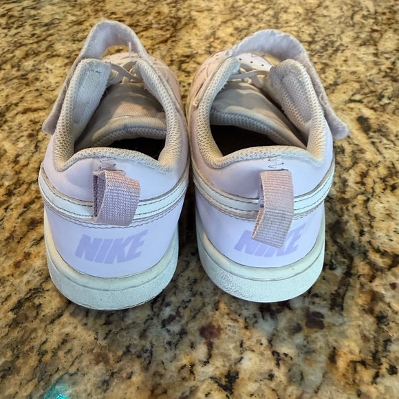 Girls’ Nike sneakers - Picture 2 of 3